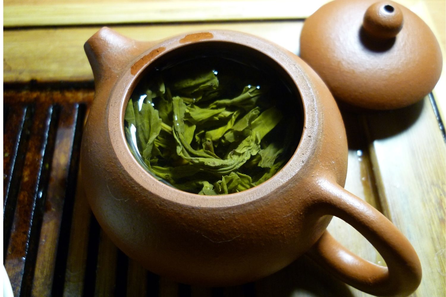 Healthy-green-tea-in-brown-tea-pot